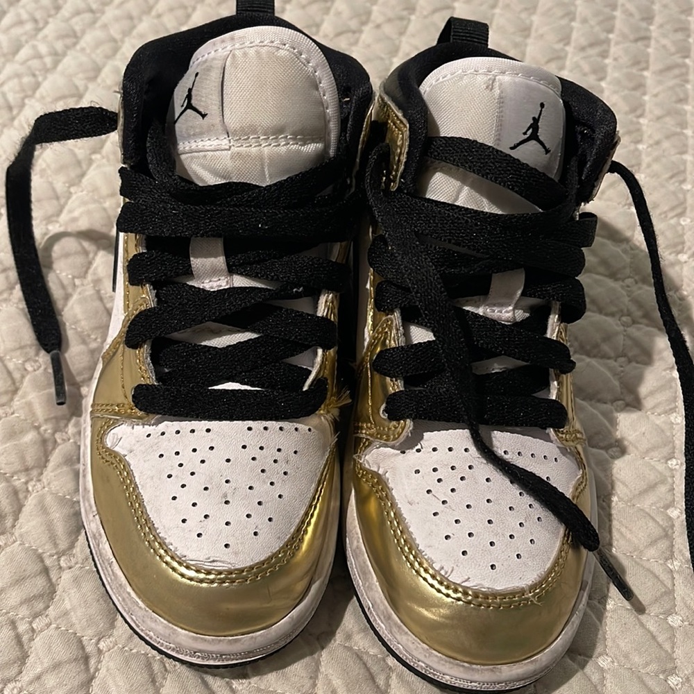 Kids Jordan 1 black and gold size 11